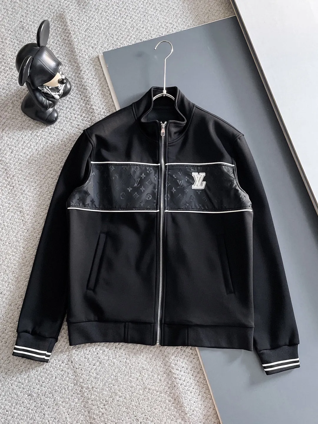 🅿️720 LV hot-selling suit is coming. Focus on the original version of the official website. 2025 new hot-selling cardigan suit. The original order is the best. 🇭🇰The meticulous work of top designers. It has a fitting and perfect upper body effect. All-natural high-quality Tencel Roman cotton 100%, close-fitting comfort, noble and elegant! Original hardware embodies elegance and nobility! Counter size: M-3XL (maximum wear up to 190 pounds)